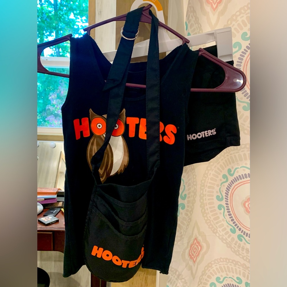 Complete Hooters uniform